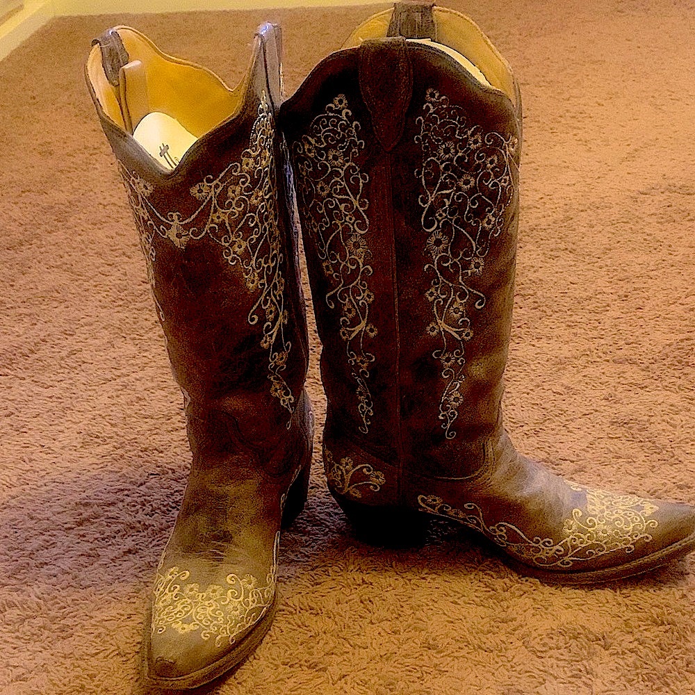 Corral cowgirl boots with gorgeous stitching detail. Line dancing ready! 🤠 - Picture 2 of 8